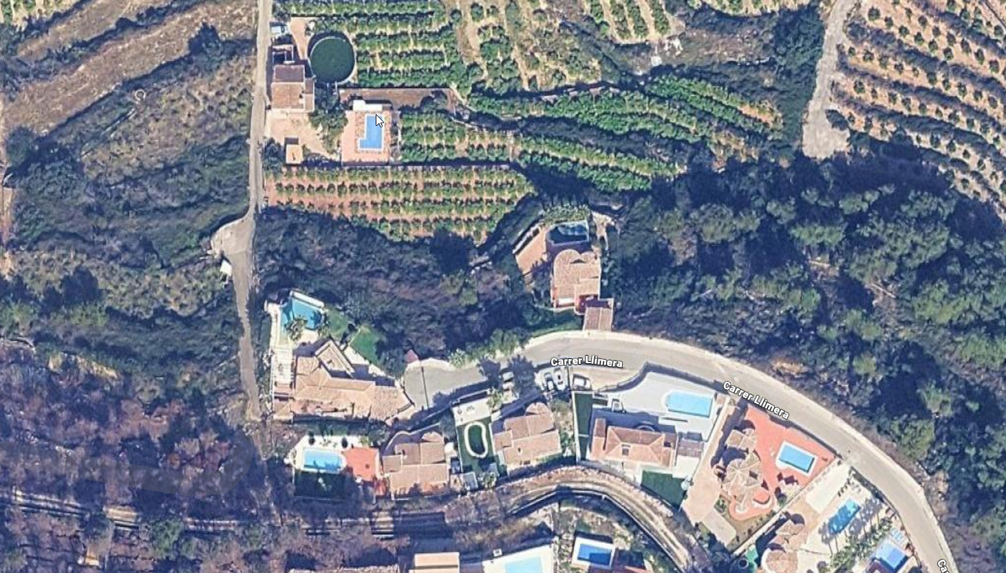 Vista aérea y chalets de la Urbanización Montecorona en Ador