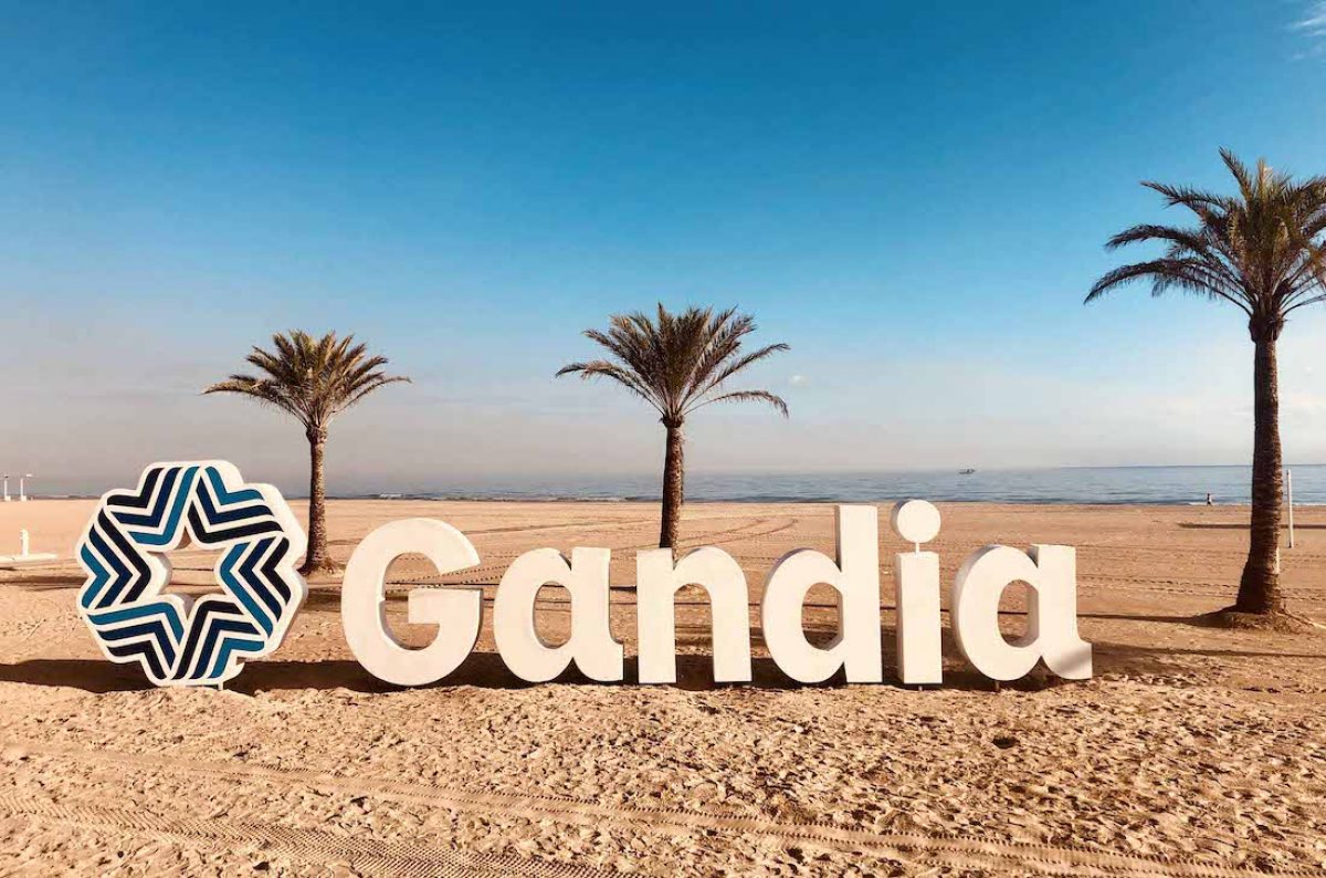 Paseo marítimo y playa de arena fina en Gandía