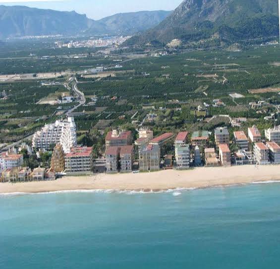 Vistas de la costa y desarrollo urbano en Tavernes de la Valldigna