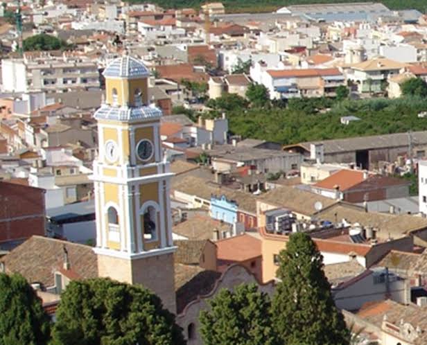 Vista acogedora del casco urbano de Ador y sus colinas