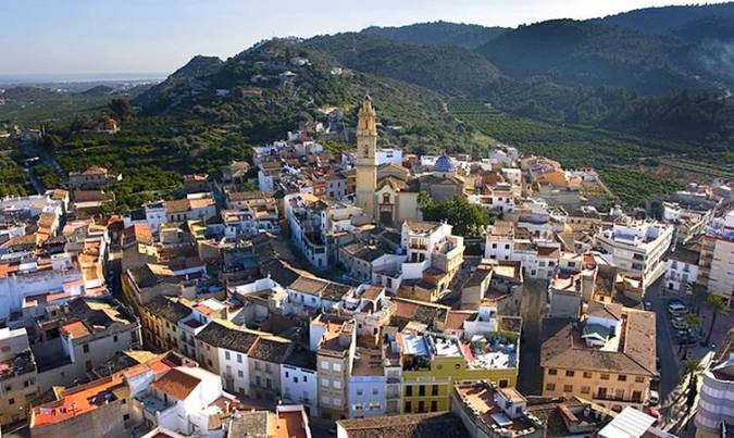 Entorno urbano y paisajístico de La Font d'En Carròs en La Safor
