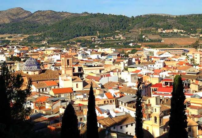 Vista del casco urbano de Villalonga y sus montañas
